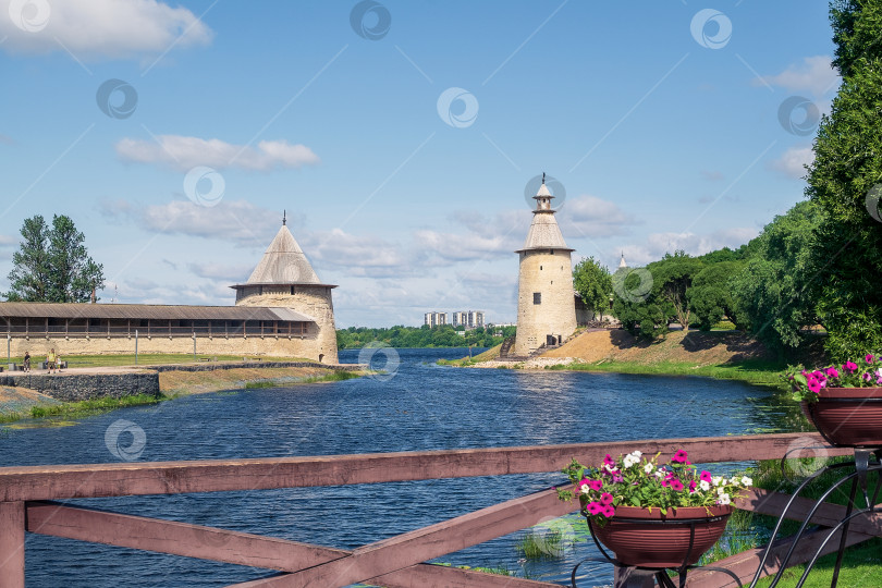 Скачать Вид на древнюю стену средневековой крепости Кремль с оборонительными башнями фотосток Ozero