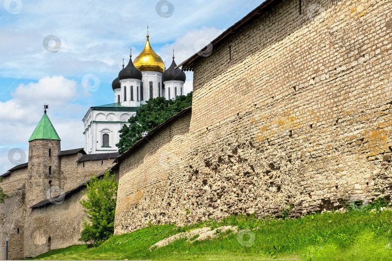 Скачать Древняя стена средневековой крепости и купол православного Свято-Троицкого собора. фотосток Ozero