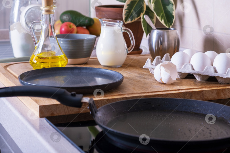 Скачать Рабочее место на кухне с ингредиентами и посудой для выпечки блинов фотосток Ozero