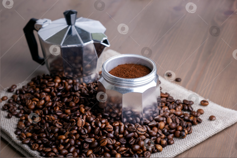 Скачать Разобранная гейзерная кофеварка среди груды кофейных зерен фотосток Ozero