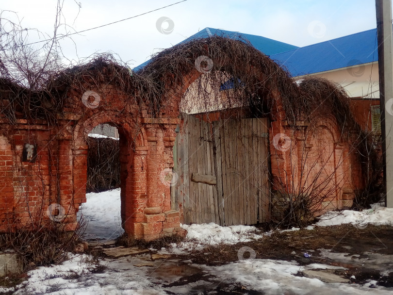 Скачать Старая стена и ворота фотосток Ozero