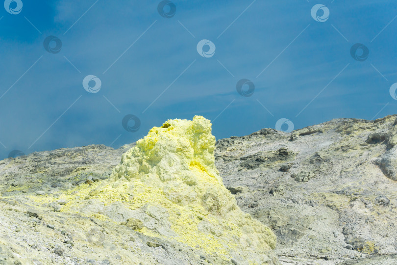 Скачать отложения серы вокруг сольфатары в фумарольном поле на фоне голубого неба фотосток Ozero