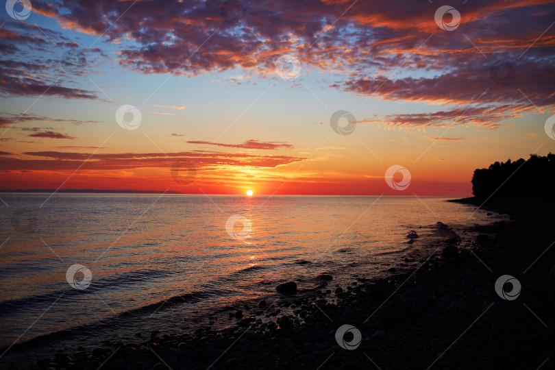 Скачать Прекрасный закат на озере Байкал летом. фотосток Ozero