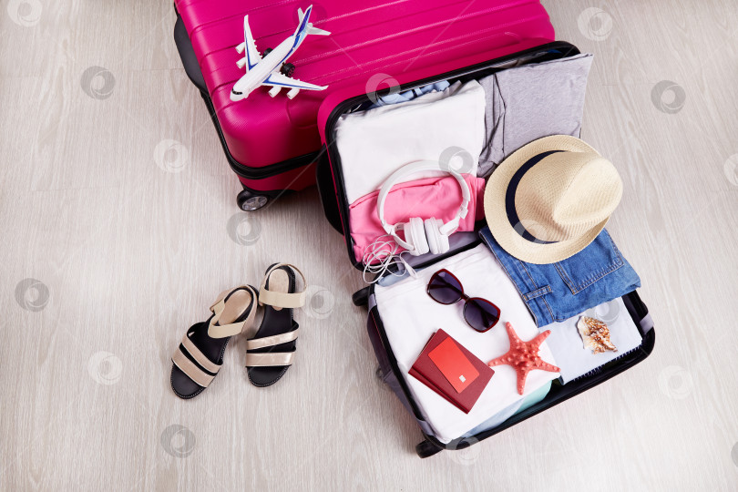 Скачать Чемоданы с одеждой, шляпой, паспортом и аксессуарами для отдыха фотосток Ozero