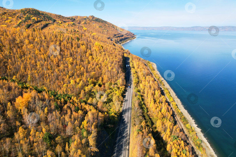 Скачать Красивый осенний пейзаж с воздуха. Автомобильные и железные дороги вдоль озера фотосток Ozero