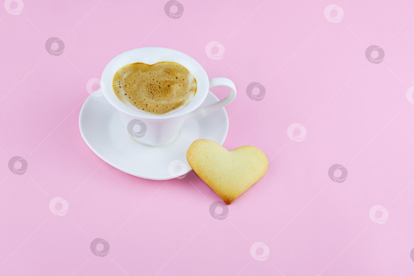 Скачать Чашка кофе и печенье в форме сердца на розовом фоне. фотосток Ozero