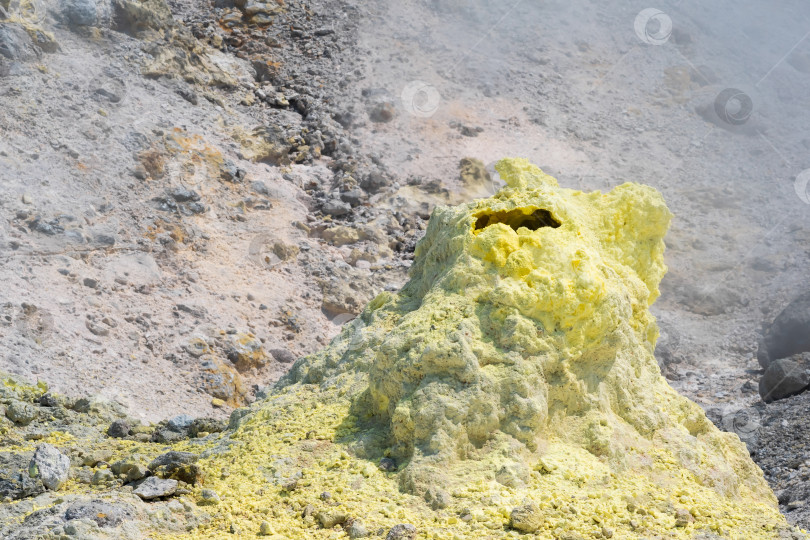 Скачать отложения серы вокруг сольфатары в фумарольном поле вулкана фотосток Ozero