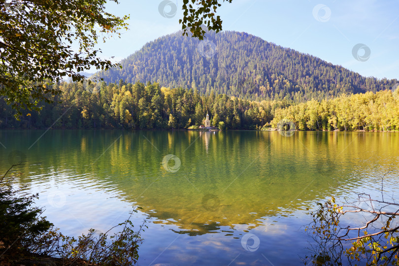 Скачать Прекрасный осенний пейзаж.Отражение горы и деревьев в озере. фотосток Ozero