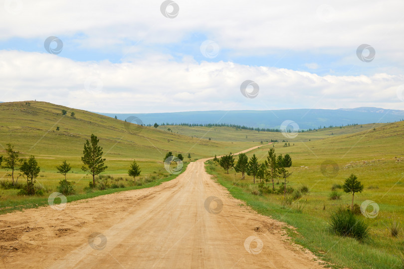 Скачать Красивая пустая дорога среди степи и гор. фотосток Ozero