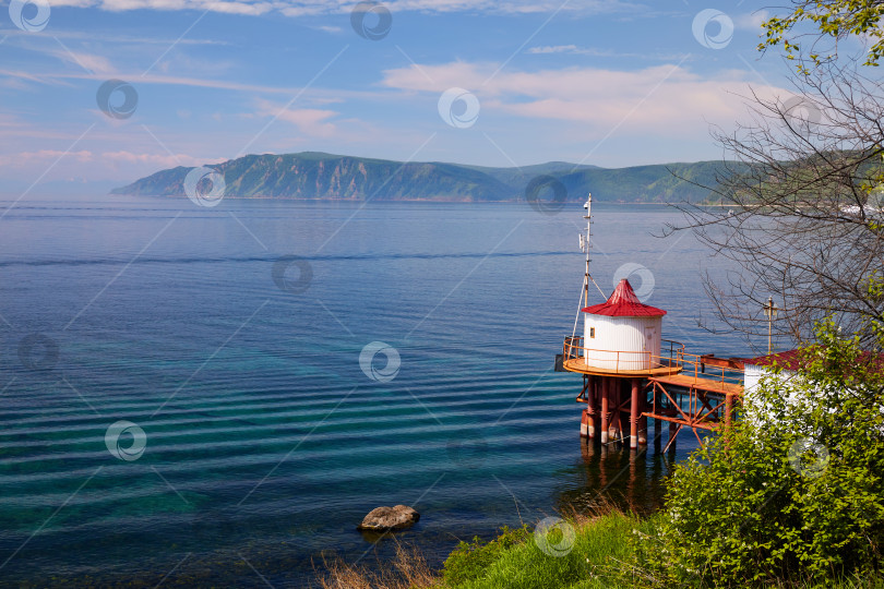 Скачать Деревня Листвянка. Прекрасный летний пейзаж озера Байкал фотосток Ozero