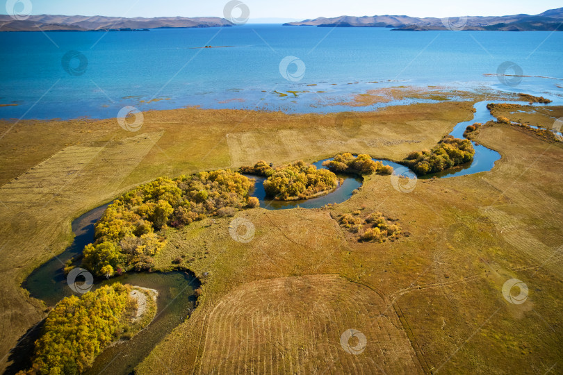 Скачать Осенний пейзаж с воздуха. Река Сарма, впадающая в озеро Байкал. фотосток Ozero