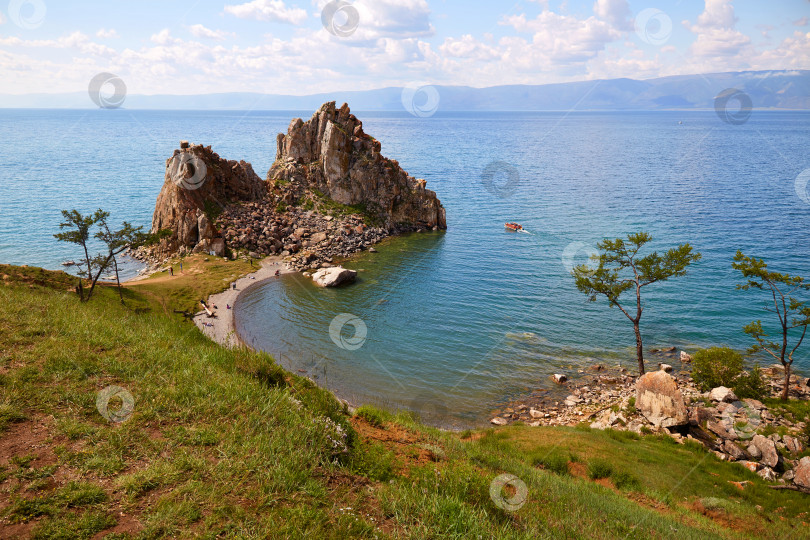 Скачать Мыс Бурхан, Шаманка или Шаманская скала в летний день. Озеро Байкал, остров Ольхон. фотосток Ozero