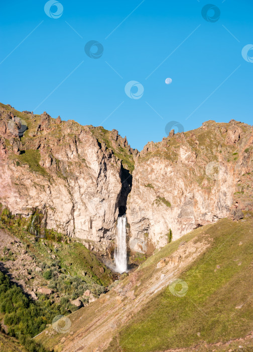 Скачать Кабардино-Балкария, Россия. Водопад Султан-Су у подножия горы Эльбрус. Луна над кавказскими горами. фотосток Ozero