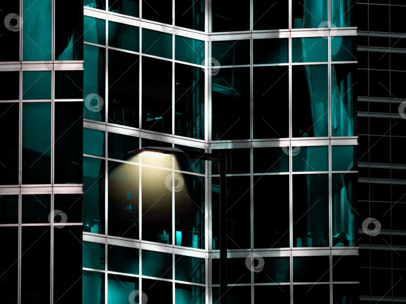 Скачать Зеркальный куб - фрагмент здания с фонарем фотосток Ozero