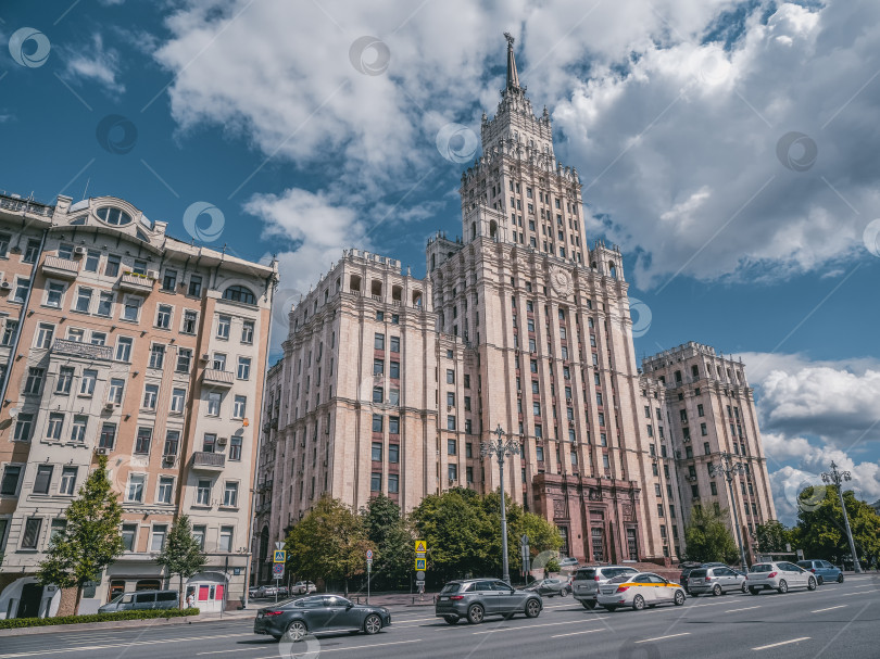 Скачать Прекрасный летний вид на Москву. Сталинский жилой дом фотосток Ozero