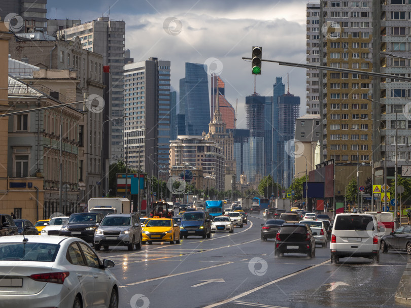 Скачать Московское движение автомобилей. Улица Новый Арбат в дождливый летний день фотосток Ozero