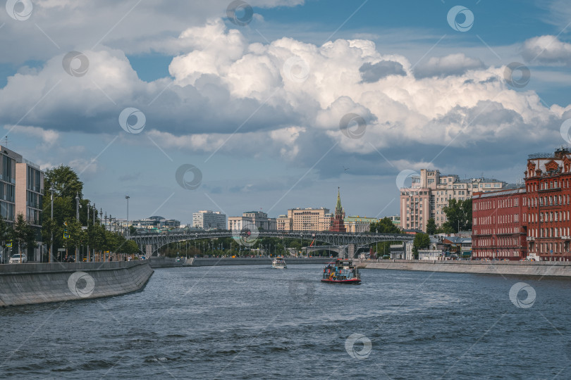 Скачать Прекрасный вид на Москву. Панорамный вид на Москву-реку в России солнечным летним днем фотосток Ozero