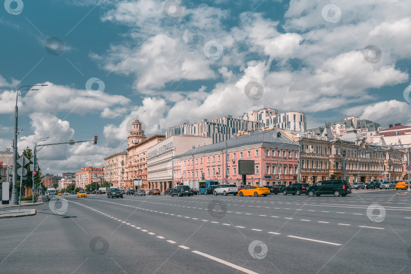 Скачать Прекрасный летний вид на Москву с оживленным движением на проспекте фотосток Ozero