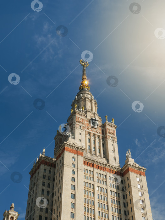 Скачать Башня Московского университета в лучах солнца. фотосток Ozero