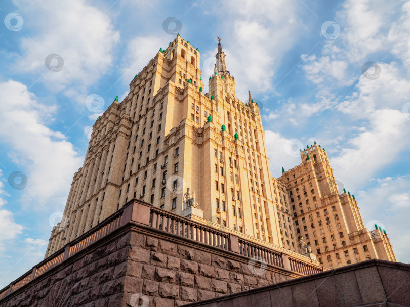 Скачать Семь сестер - сталинская высотка в Москве. Здание на фоне голубого неба фотосток Ozero