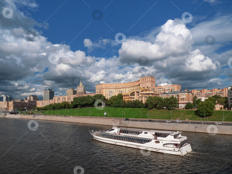 Скачать Прекрасный вид на Москву. Вид на Москву-реку в России солнечным летним днем фотосток Ozero