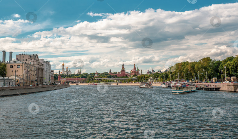 Скачать Туристический теплоход пришвартован к причалу на Москве-реке. фотосток Ozero