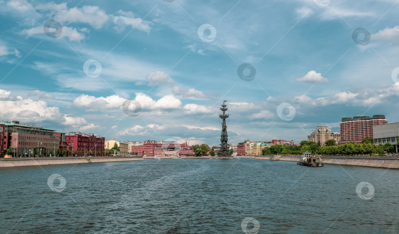 Скачать Красивый солнечный пейзаж с видом на Москву-реку. Москва, Россия фотосток Ozero