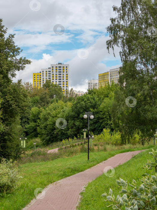 Скачать Зеленый экологичный парк в городском квартале на севере Москвы. Химки. фотосток Ozero