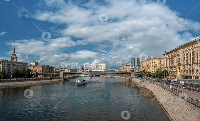 Скачать Прекрасный панорамный вид на Москву. Белый теплоход на Москве-реке.Концепция туризма внутри страны фотосток Ozero