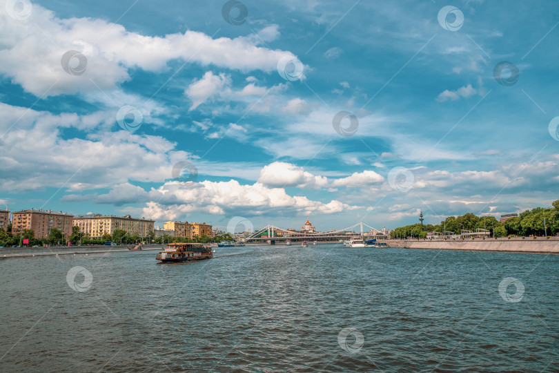 Скачать Красивый солнечный пейзаж с судоходством по Москве-реке. фотосток Ozero