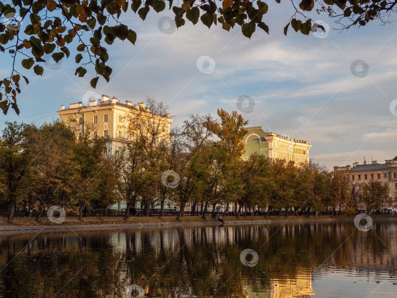 Скачать Осенний тихий вечер на Чистых прудах в Москве. Концепция городской жизни. фотосток Ozero