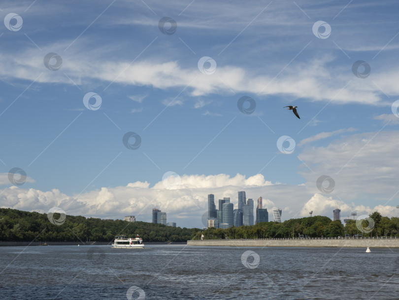 Скачать Туристический теплоход плывет по реке. Вид на Москву-реку и Воробьевы горы. фотосток Ozero