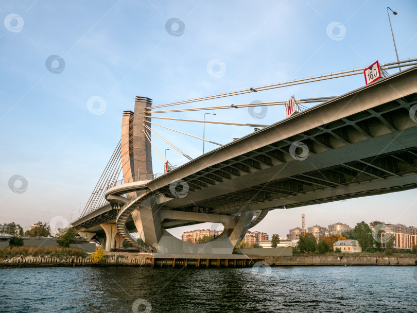 Скачать Бетонная опора моста современного дизайна над водой. Шоссе над головой. Санкт-Петербург. фотосток Ozero