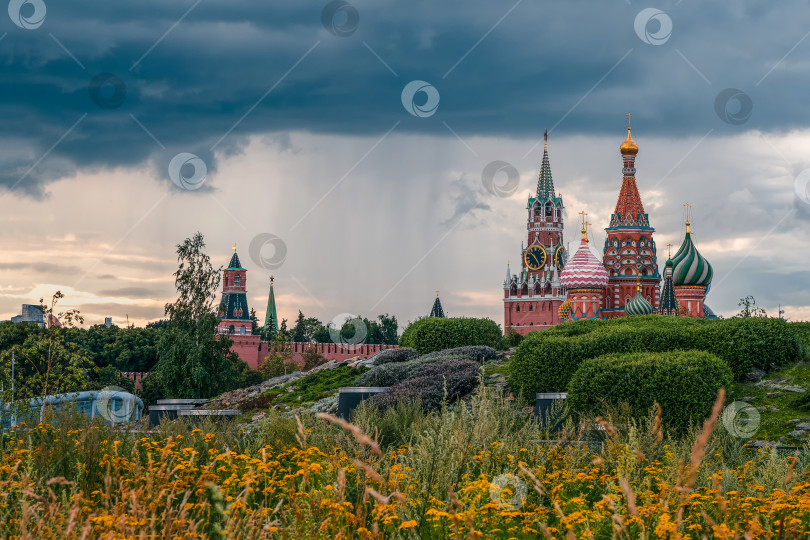 Скачать Московский Кремль, прекрасный вид на архитектурный комплекс Московского Кремля в дождливый осенний день фотосток Ozero