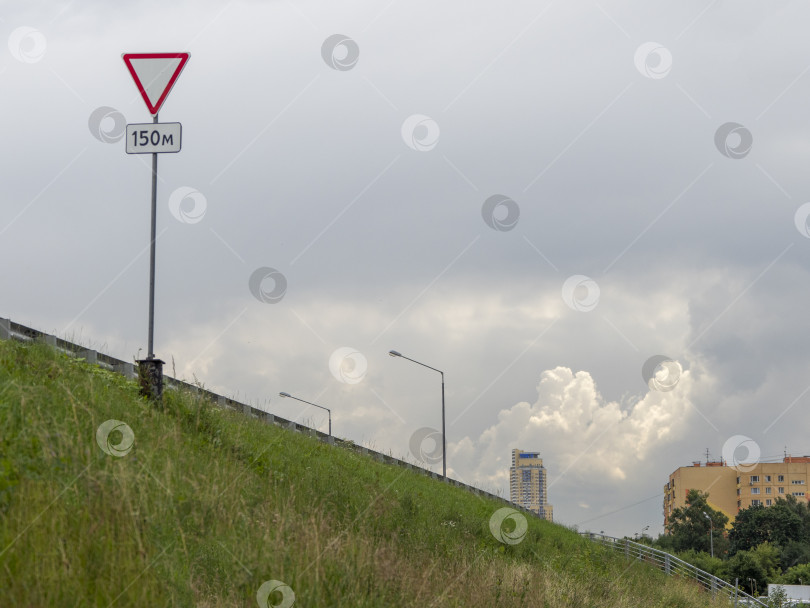 Скачать Уклон дороги. Уступите дорогу, уступите дорожный знак фотосток Ozero