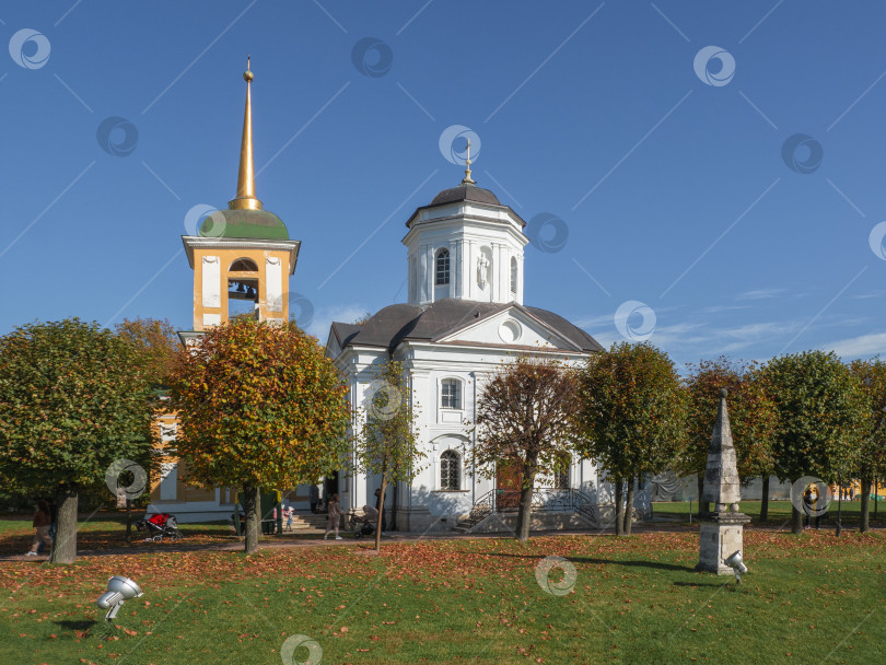 Скачать Усадьба Кусково, церковь Спаса Всемилостивого осенью. фотосток Ozero