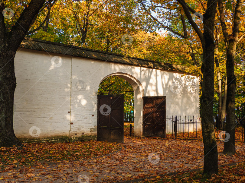 Скачать Ворота в каменной стене царского двора рядом с заповедной дубравой в Коломенском. фотосток Ozero