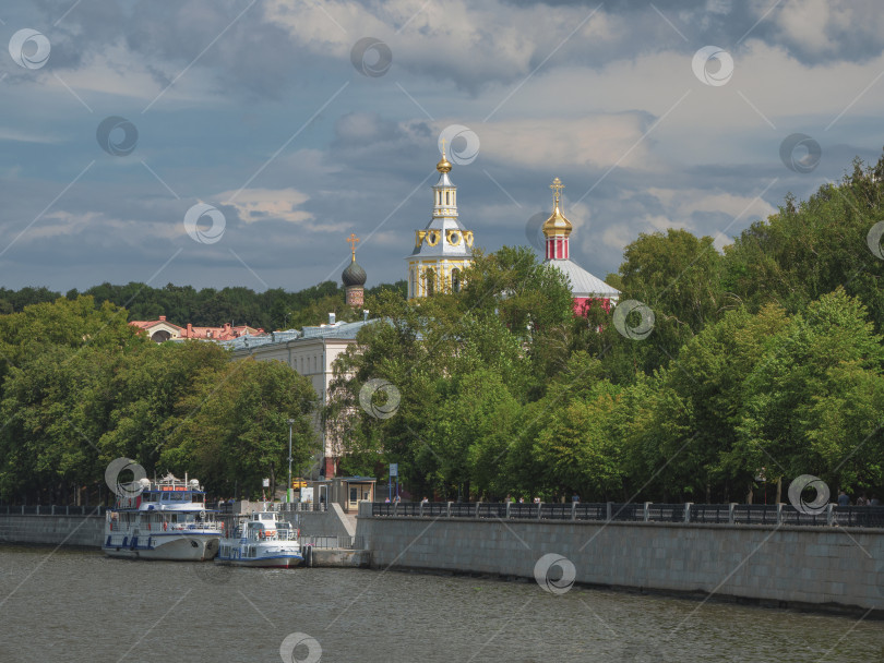 Скачать Пристань для яхт с кораблями на Москве-реке. Белые теплоходы на Москве-реке. Прекрасное туристическое направление в Москве фотосток Ozero