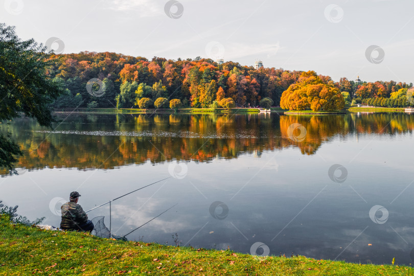 Скачать Рыбаки города ловят рыбу на озере. фотосток Ozero