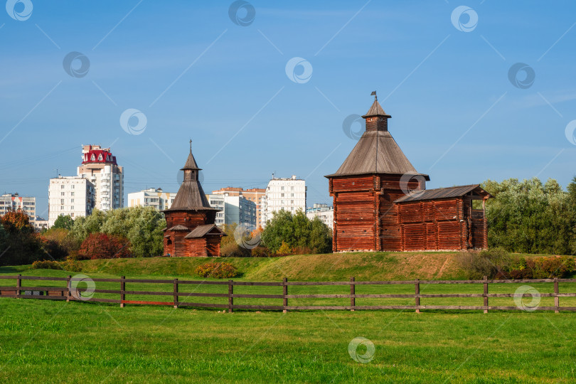 Скачать Парк Коломенское в Москве. Музей деревянного зодчества. Связь времен, старинная архитектура на фоне современных жилых зданий. фотосток Ozero