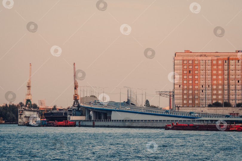 Скачать Вечерний вид Санкт-Петербурга с движением транспорта по виадуку. фотосток Ozero