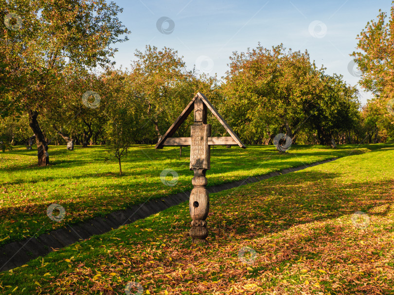Скачать Старинный деревянный крест с надписью на английском языке - "поклонись древней земле памяти наших предков", в парке Коломенское. Москва. фотосток Ozero