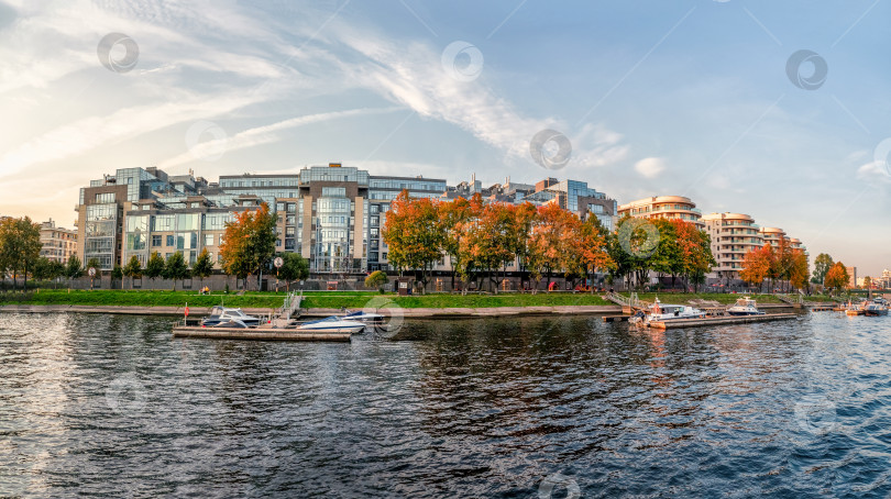 Скачать Прекрасная осенняя панорама современного Санкт-Петербурга. Новый современный жилой район Петровский остров в Санкт-Петербурге. фотосток Ozero