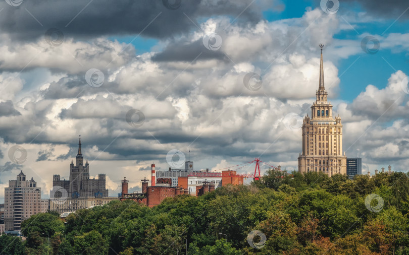 Скачать Прекрасный московский городской пейзаж. Панорамный вид на Москву с красивыми домами на зеленом холме фотосток Ozero