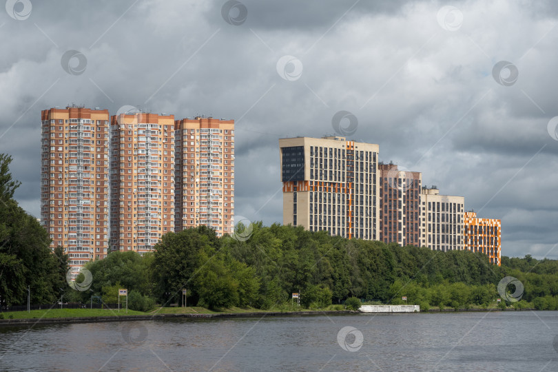 Скачать Высотные новостройки на зеленом холме. Химкинский район, Москва фотосток Ozero