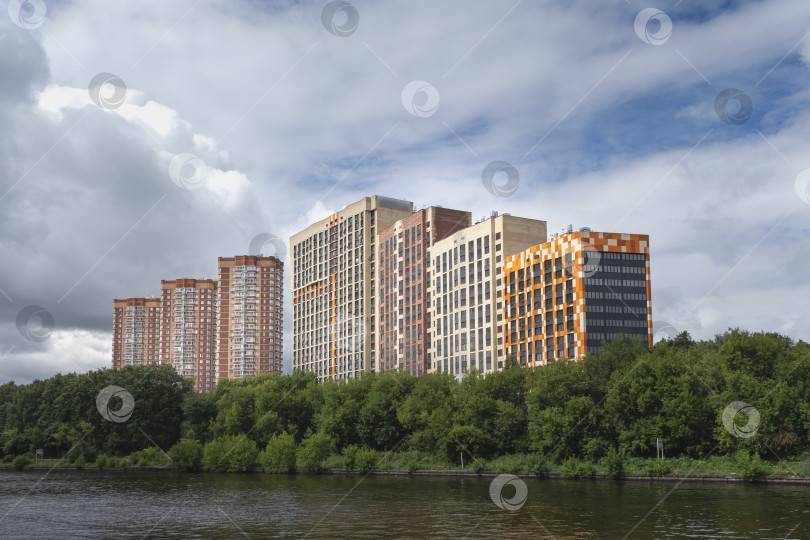 Скачать Высотные новостройки на зеленом холме. Химкинский район, Москва фотосток Ozero