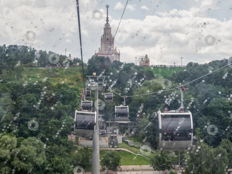 Скачать Дождливый день в Москве. Кабина канатной дороги на Воробьевых горах в Москве фотосток Ozero