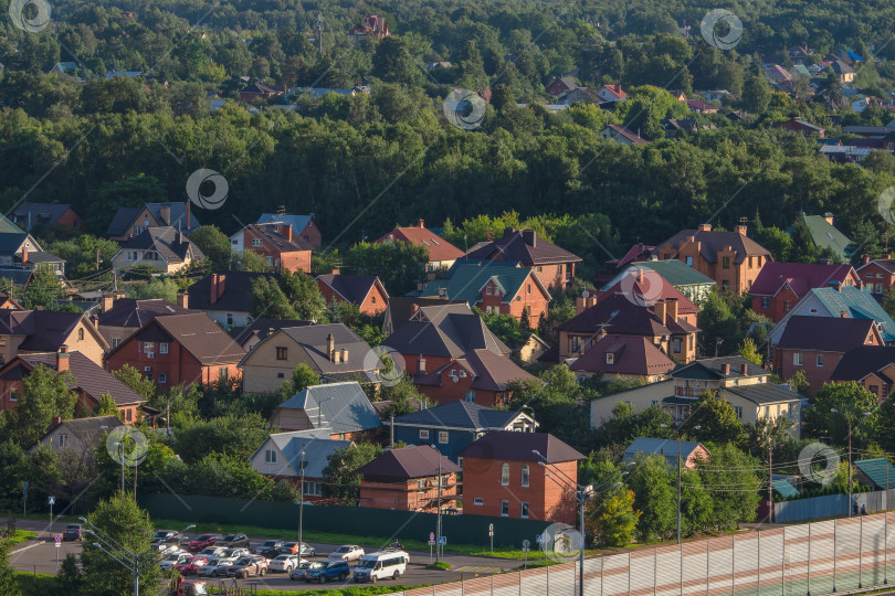 Скачать Вид с высоты птичьего полета на коттеджную недвижимость на севере Москвы фотосток Ozero