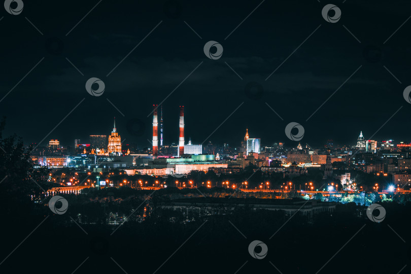 Скачать Панорамный вид на Москву в свете ночных огней. Центральный район города в разноцветных ночных огнях фотосток Ozero