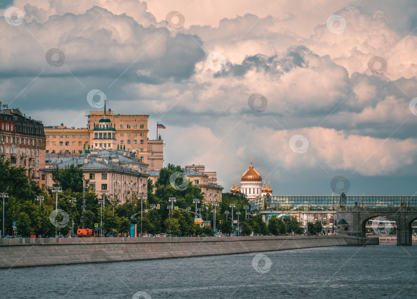 Скачать Московская Фрунзенская набережная, старинное здание советской архитектуры. фотосток Ozero